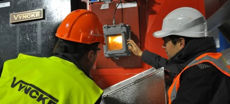 Image shows engineers working on renewable energy systems in the field to invite you to discover technical and engineering jobs